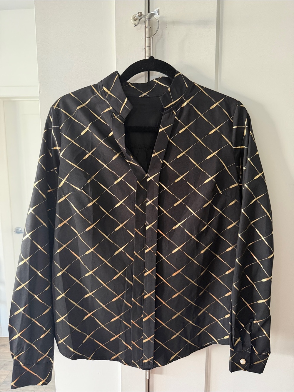 Source Unknown Black Button-Down Shirt with Gold Lattice Pattern